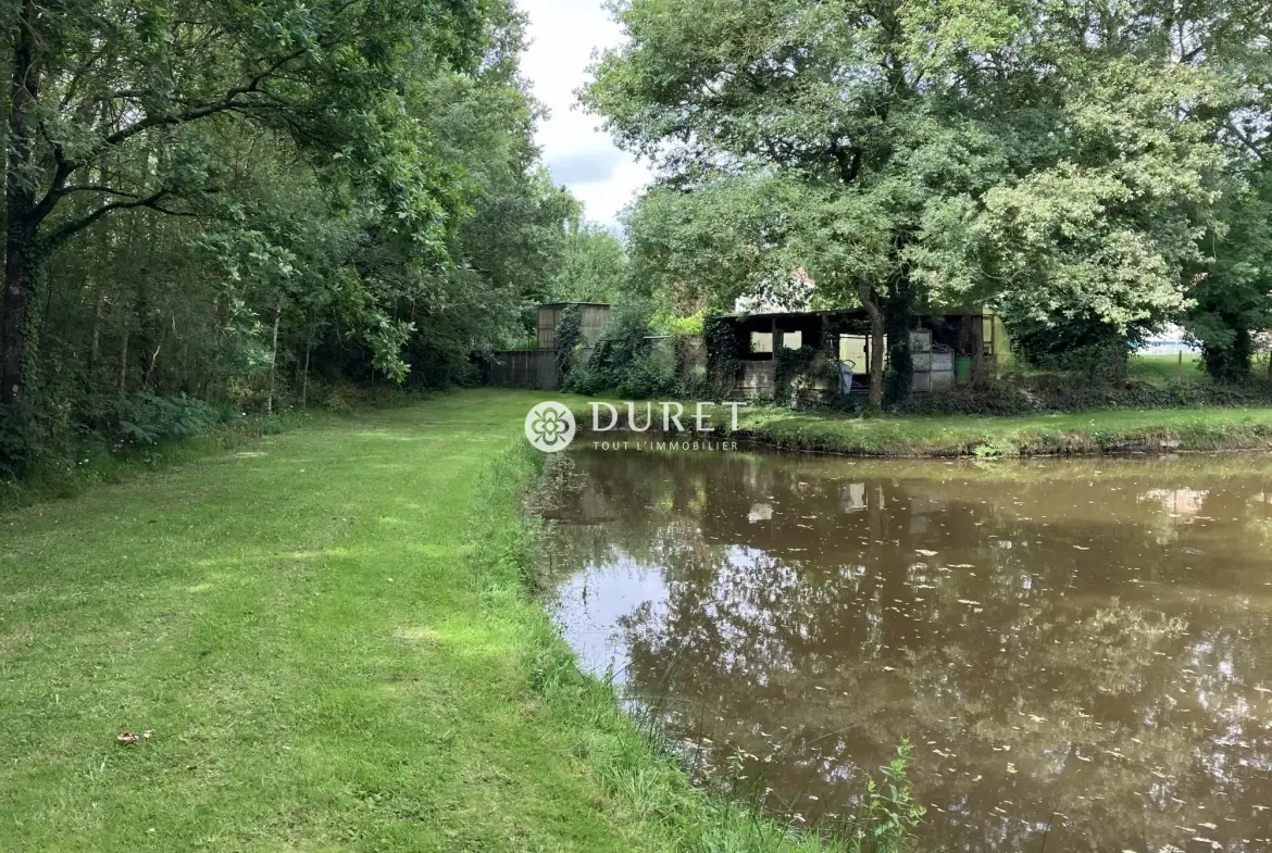 Terrain à vendre à La Bernardière avec plan d'eau privé - Opportunité rare 