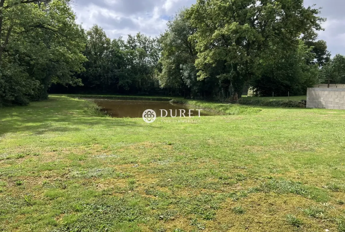 Terrain à vendre à La Bernardière avec plan d'eau privé - Opportunité rare 