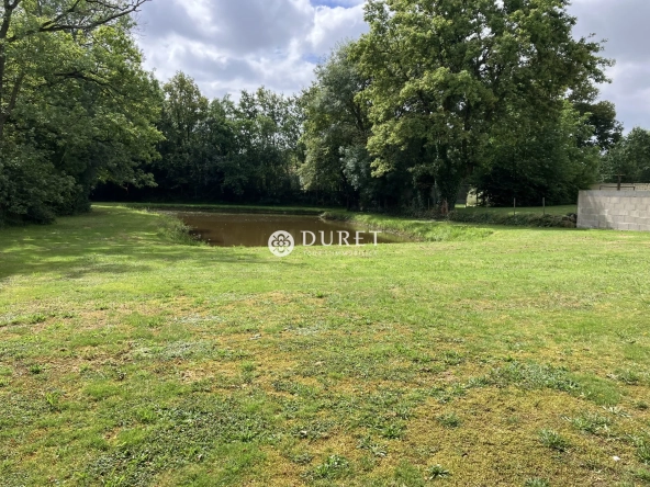 Terrain à vendre à La Bernardière avec plan d'eau privé - Opportunité rare