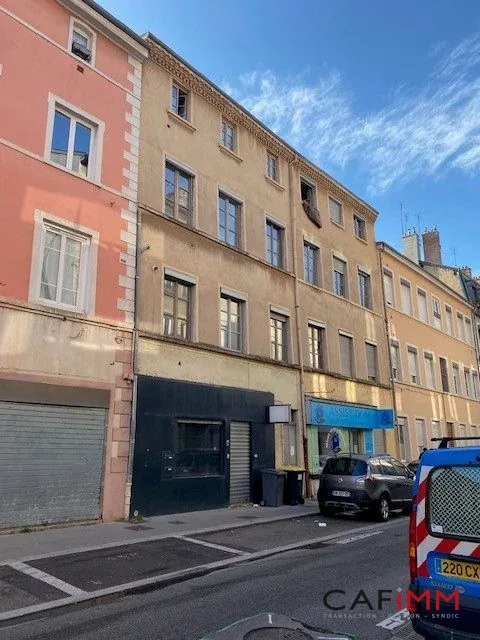 Local commercial à Caluire de 30 m² à rénover, idéal investissement ou usage professionnel 