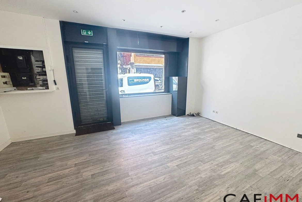 Local commercial à Caluire de 30 m² à rénover, idéal investissement ou usage professionnel 
