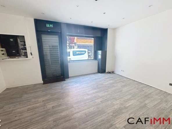 Local commercial à Caluire de 30 m² à rénover, idéal investissement ou usage professionnel