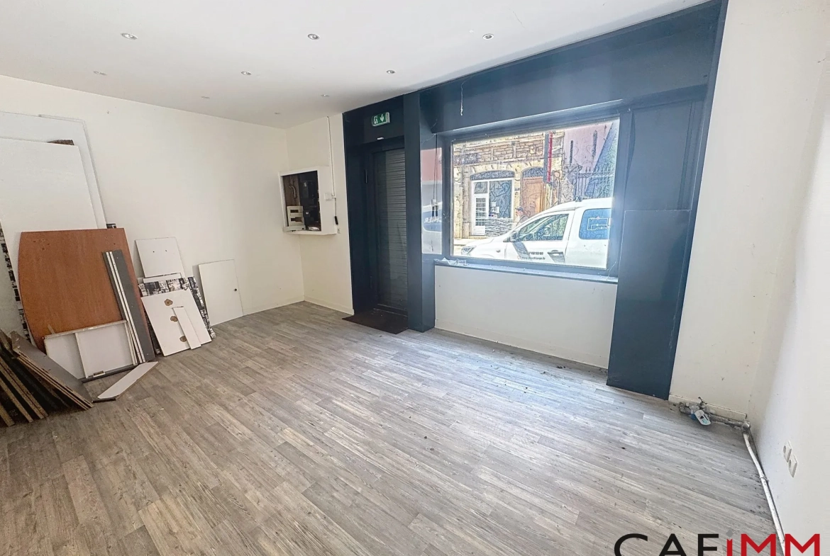 Local commercial à Caluire de 30 m² à rénover, idéal investissement ou usage professionnel 
