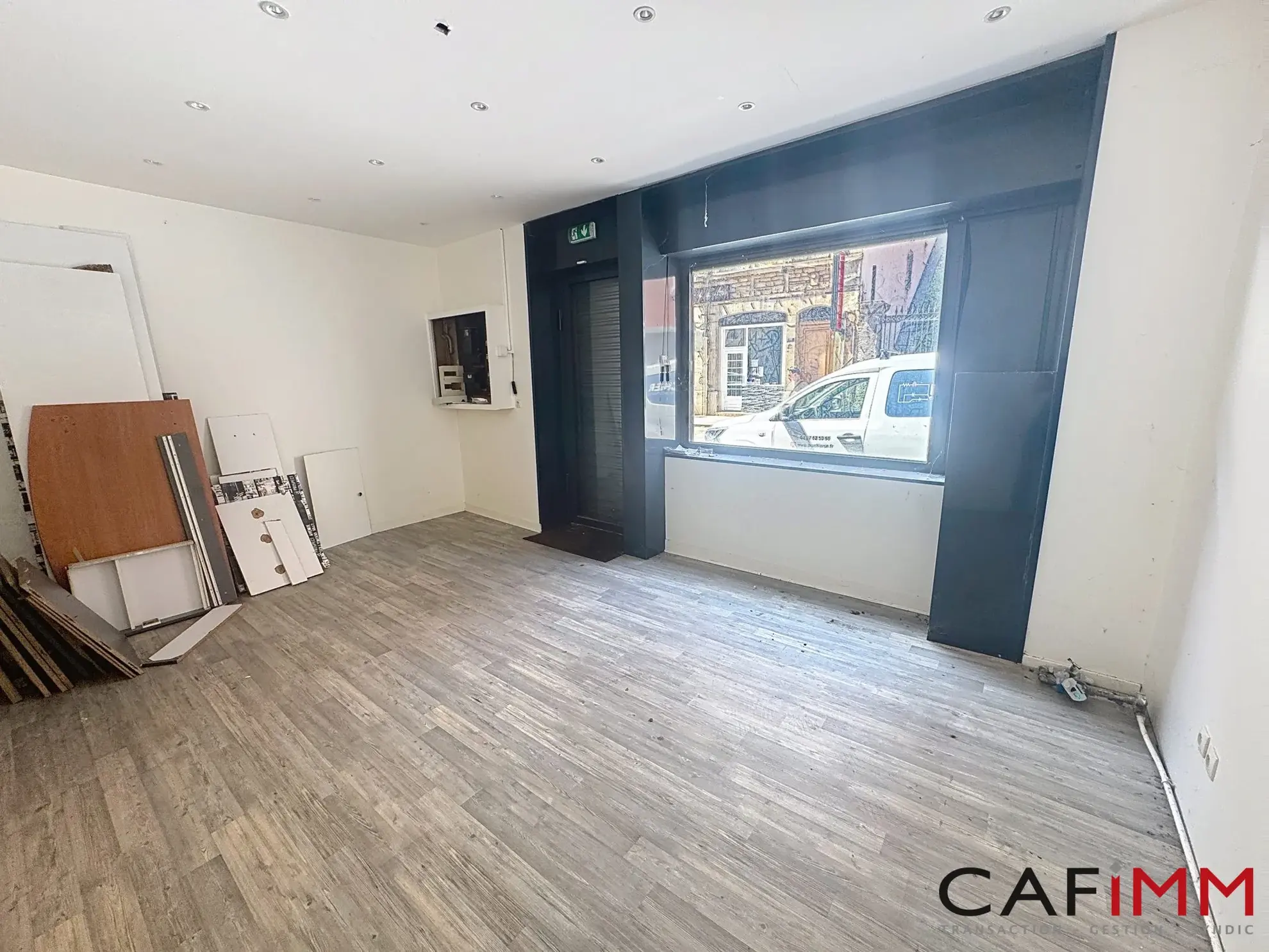 Local commercial à Caluire de 30 m² à rénover, idéal investissement ou usage professionnel 
