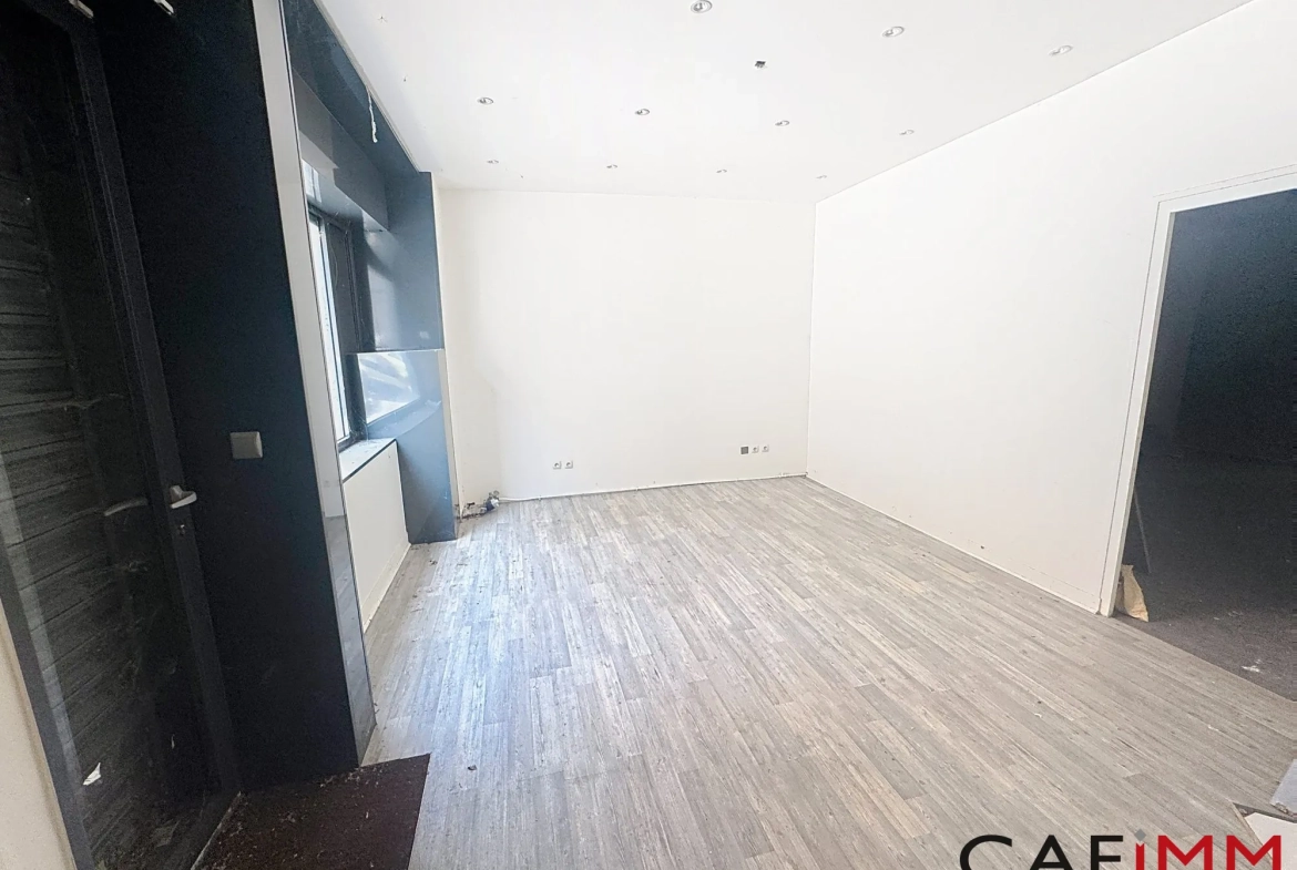Local commercial à Caluire de 30 m² à rénover, idéal investissement ou usage professionnel 