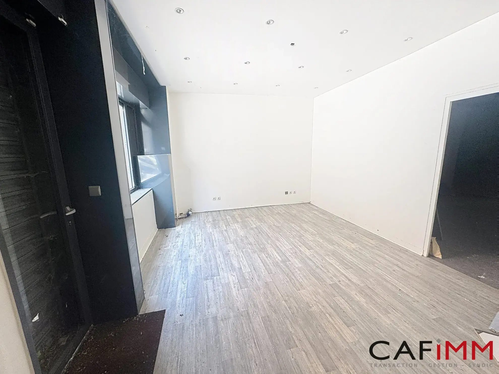 Local commercial à Caluire de 30 m² à rénover, idéal investissement ou usage professionnel 