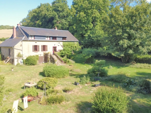 Longère morvandelle 187 m² avec terrain de 6381 m² à Villapourçon