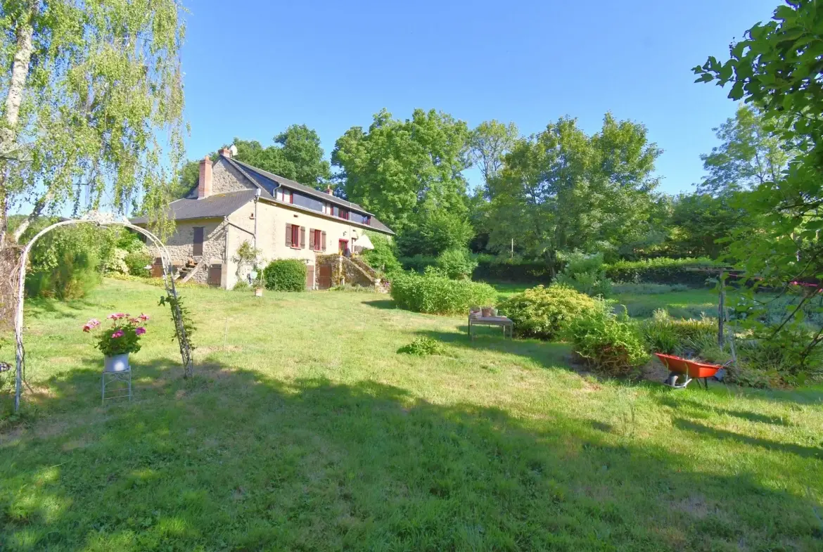 Longère morvandelle 187 m² avec terrain de 6381 m² à Villapourçon 