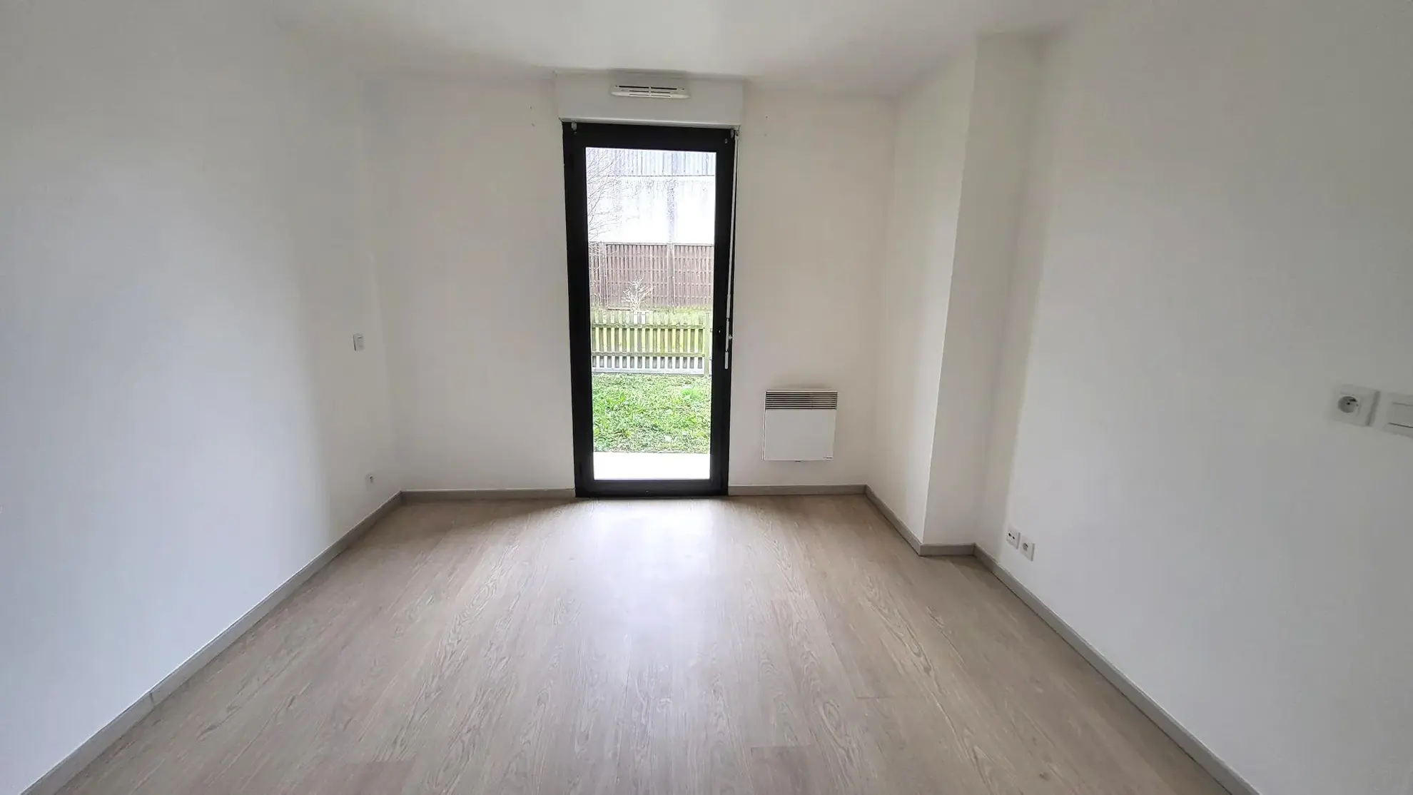 Charmant appartement 2 pièces avec jardin à Plaisir proche gare et commerces 
