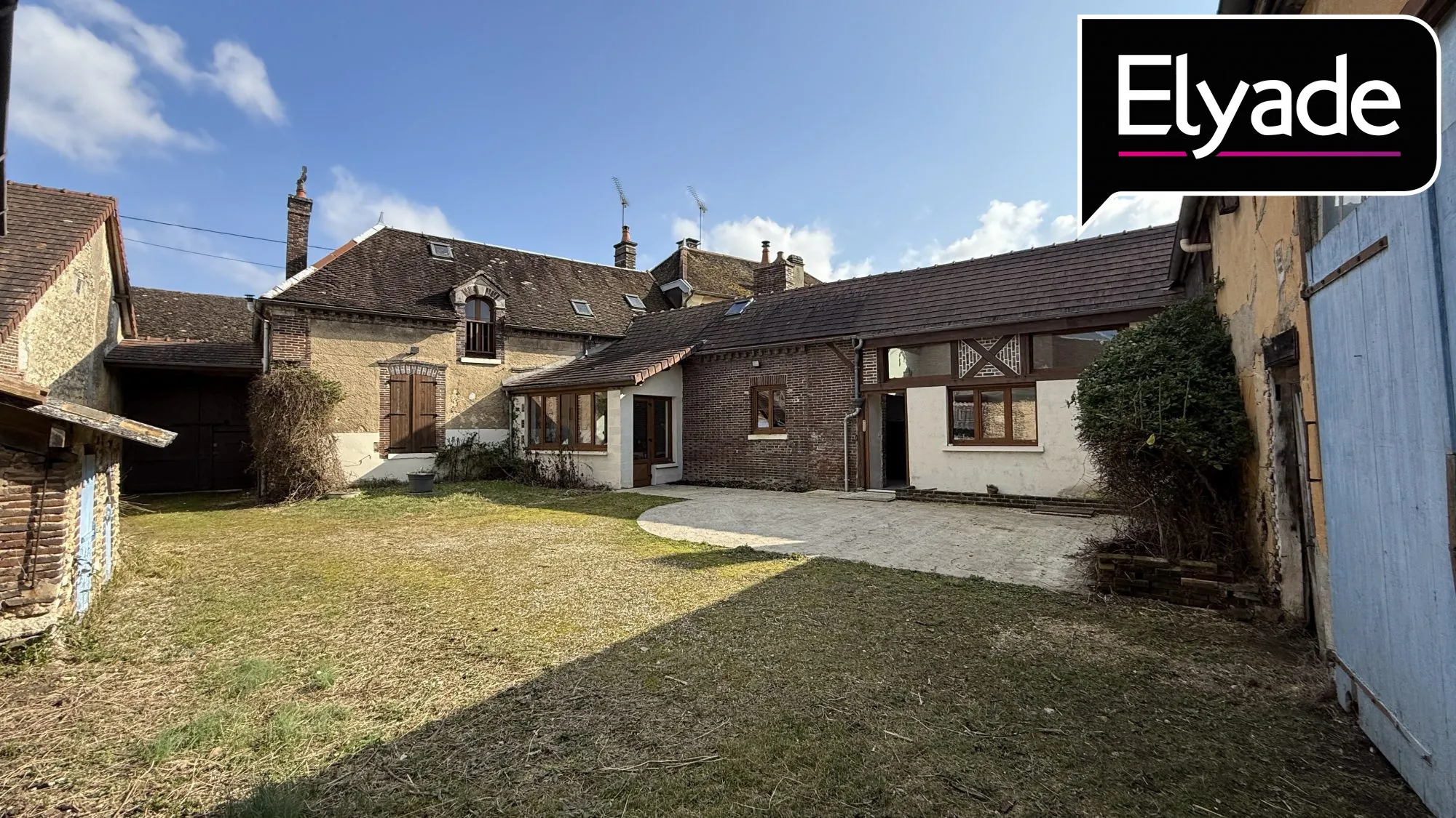 Cour intérieure Maison à vendre à Saint Mards en Othe - 139 m², 3 chambres, emplacement central 