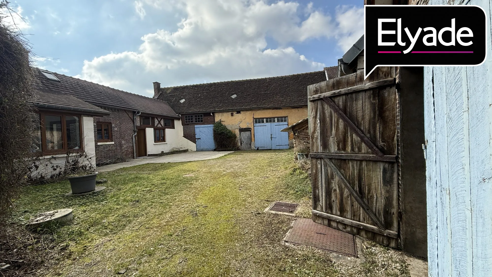 Cour  Maison à vendre à Saint Mards en Othe - 139 m², 3 chambres, emplacement central 