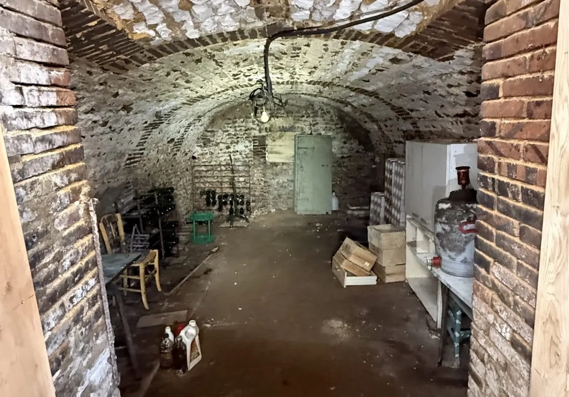Cave derrière la cuisine Maison à vendre à Saint Mards en Othe - 139 m², 3 chambres, emplacement central 