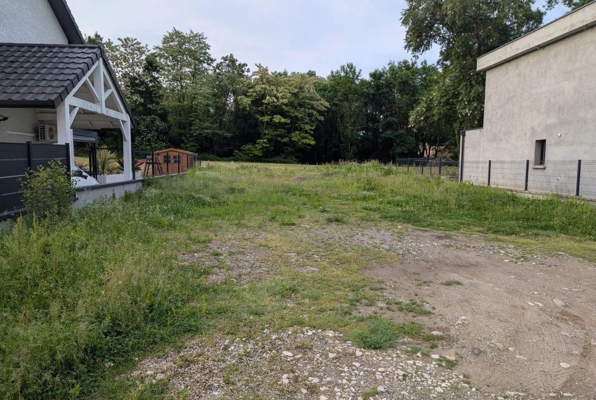Terrain constructible de 401 m² à Francin, proche commodités 