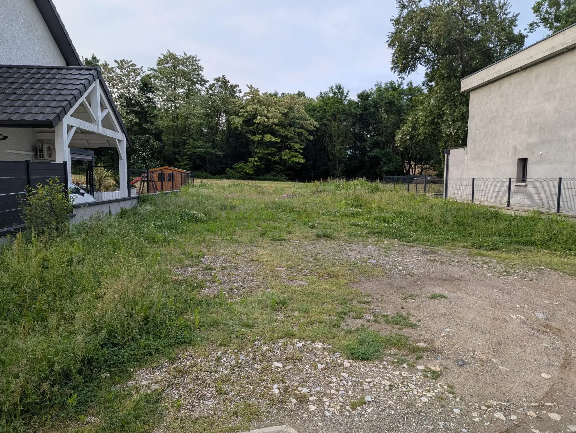 Terrain constructible de 401 m² à Francin, proche commodités 