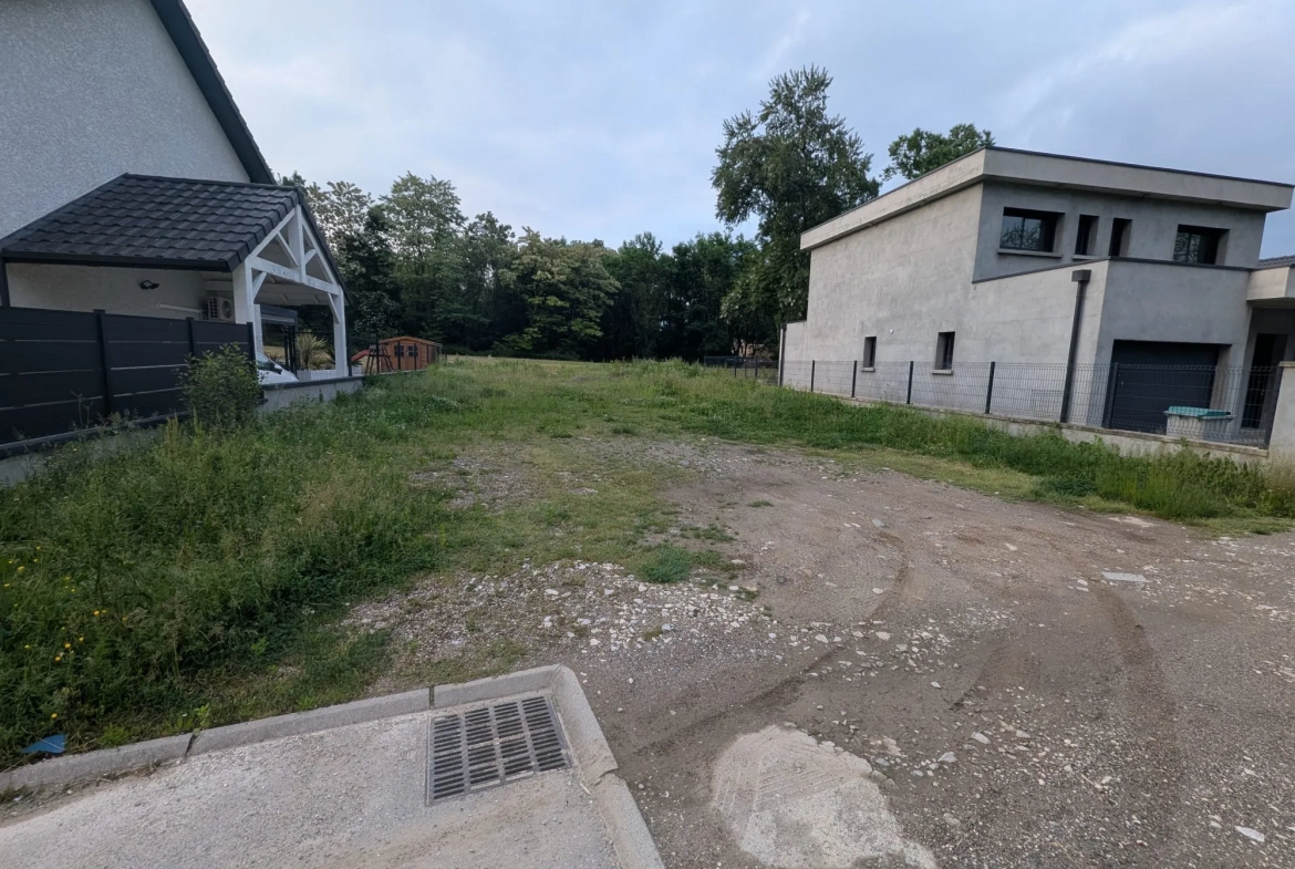 Terrain constructible de 401 m² à Francin, proche commodités 