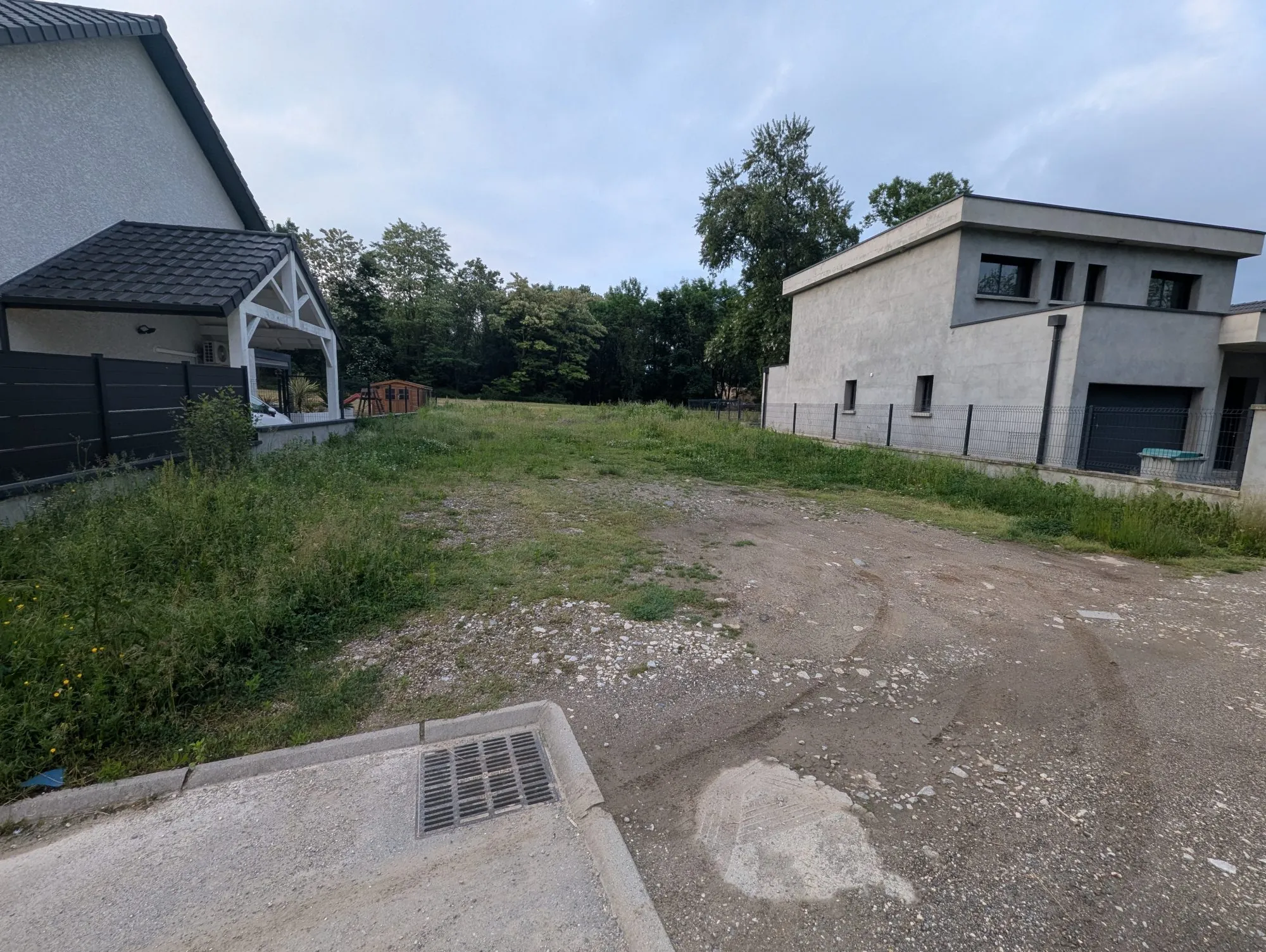 Terrain constructible de 401 m² à Francin, proche commodités 
