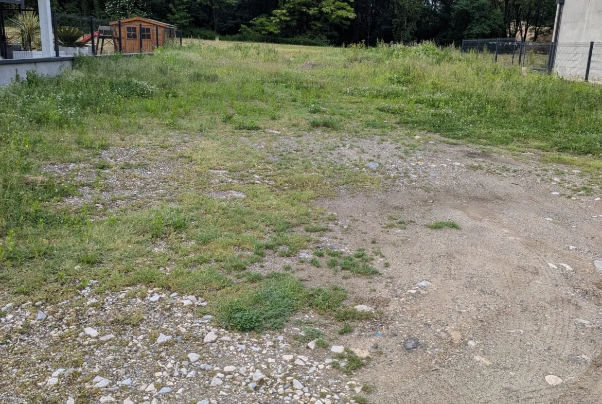 Terrain constructible de 401 m² à Francin, proche commodités 