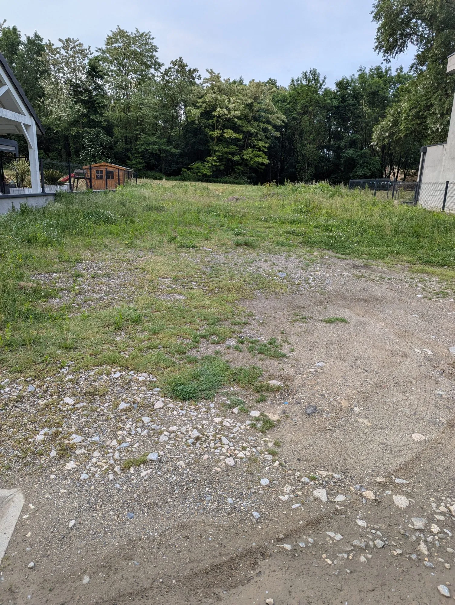 Terrain constructible de 401 m² à Francin, proche commodités 