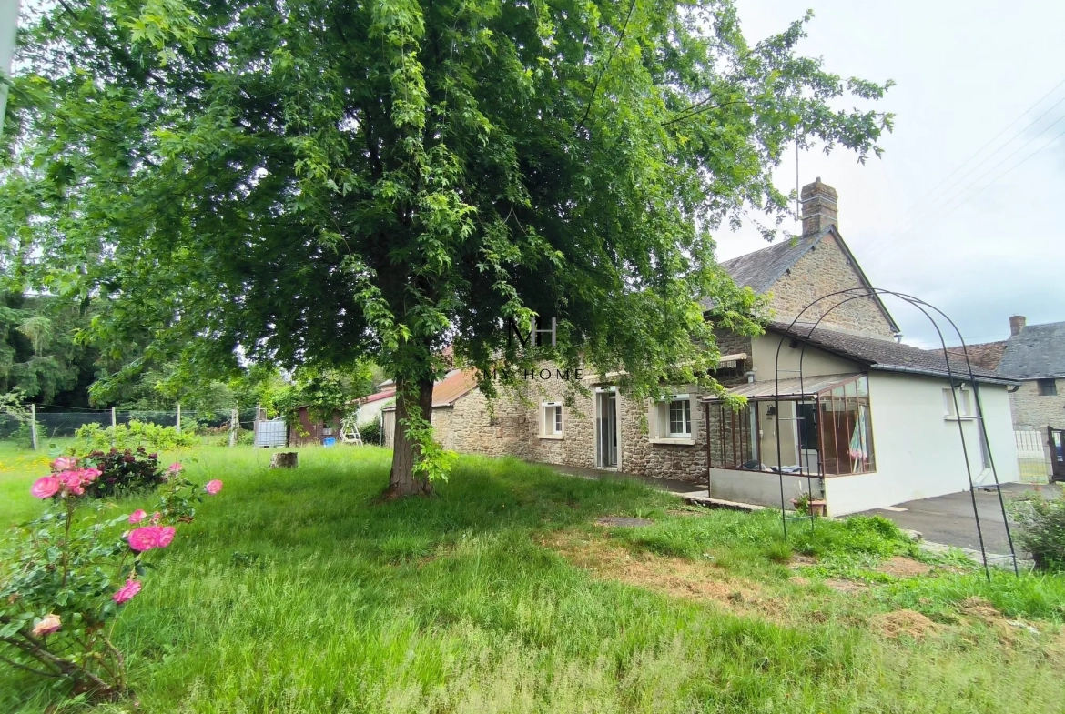 Longère à vendre à Saint-Pierre-des-Nids - 4 chambres, terrain clos et garage 