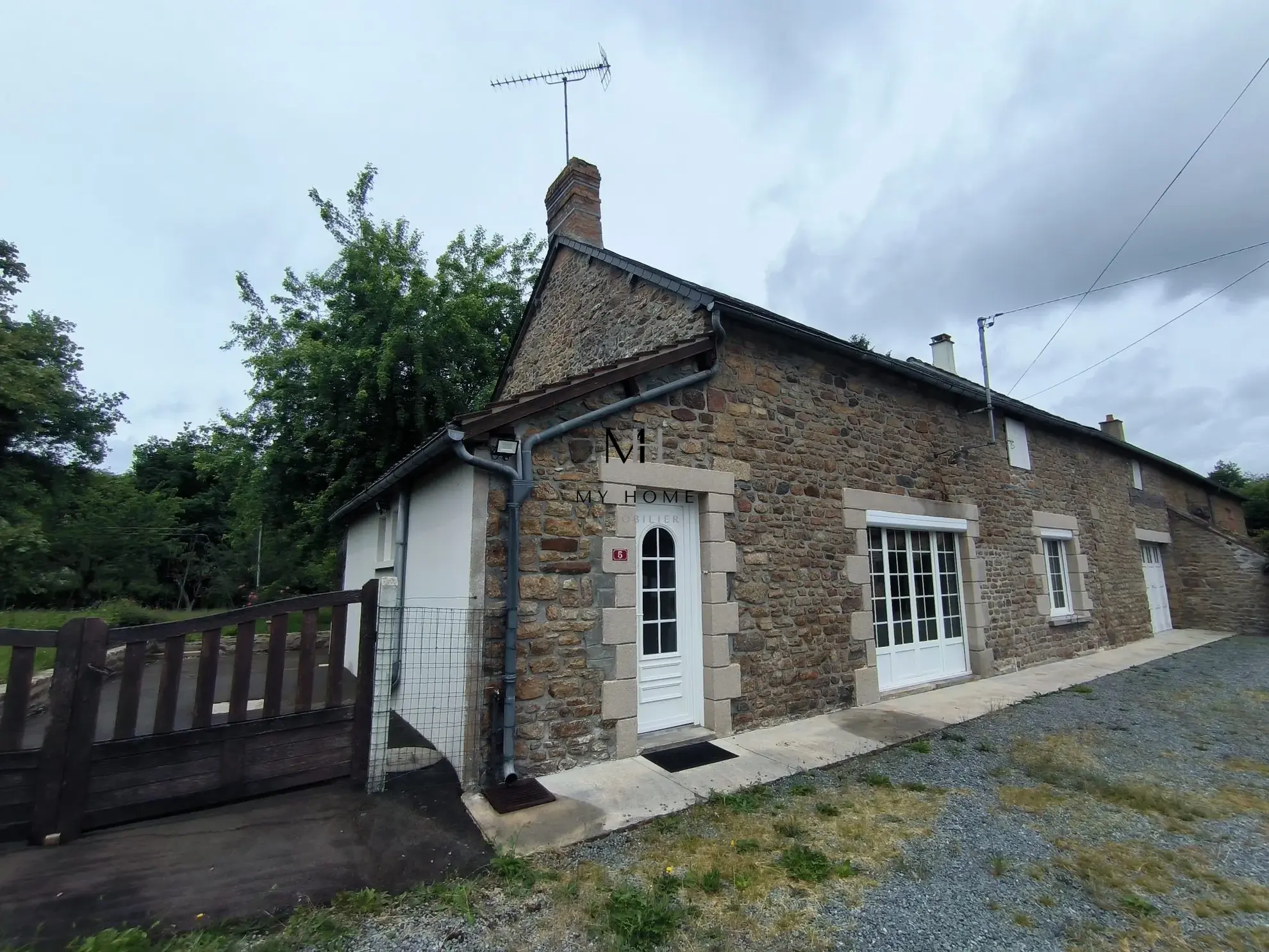 Longère à vendre à Saint-Pierre-des-Nids - 4 chambres, terrain clos et garage 
