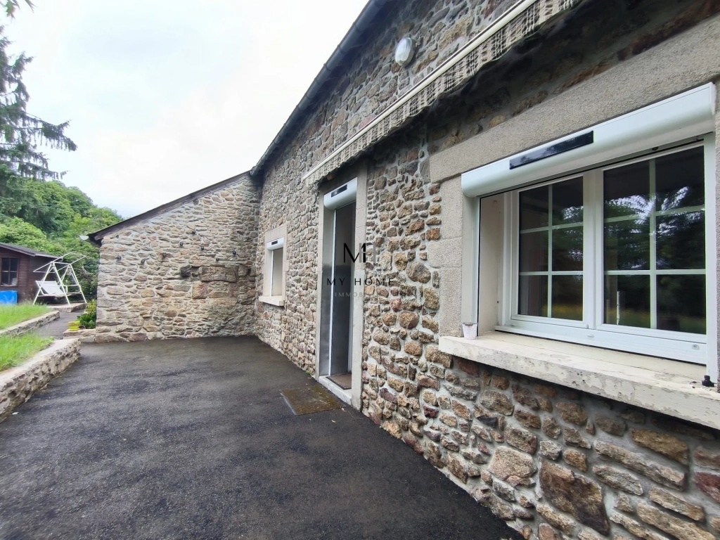 Longère à vendre à Saint-Pierre-des-Nids - 4 chambres, terrain clos et garage