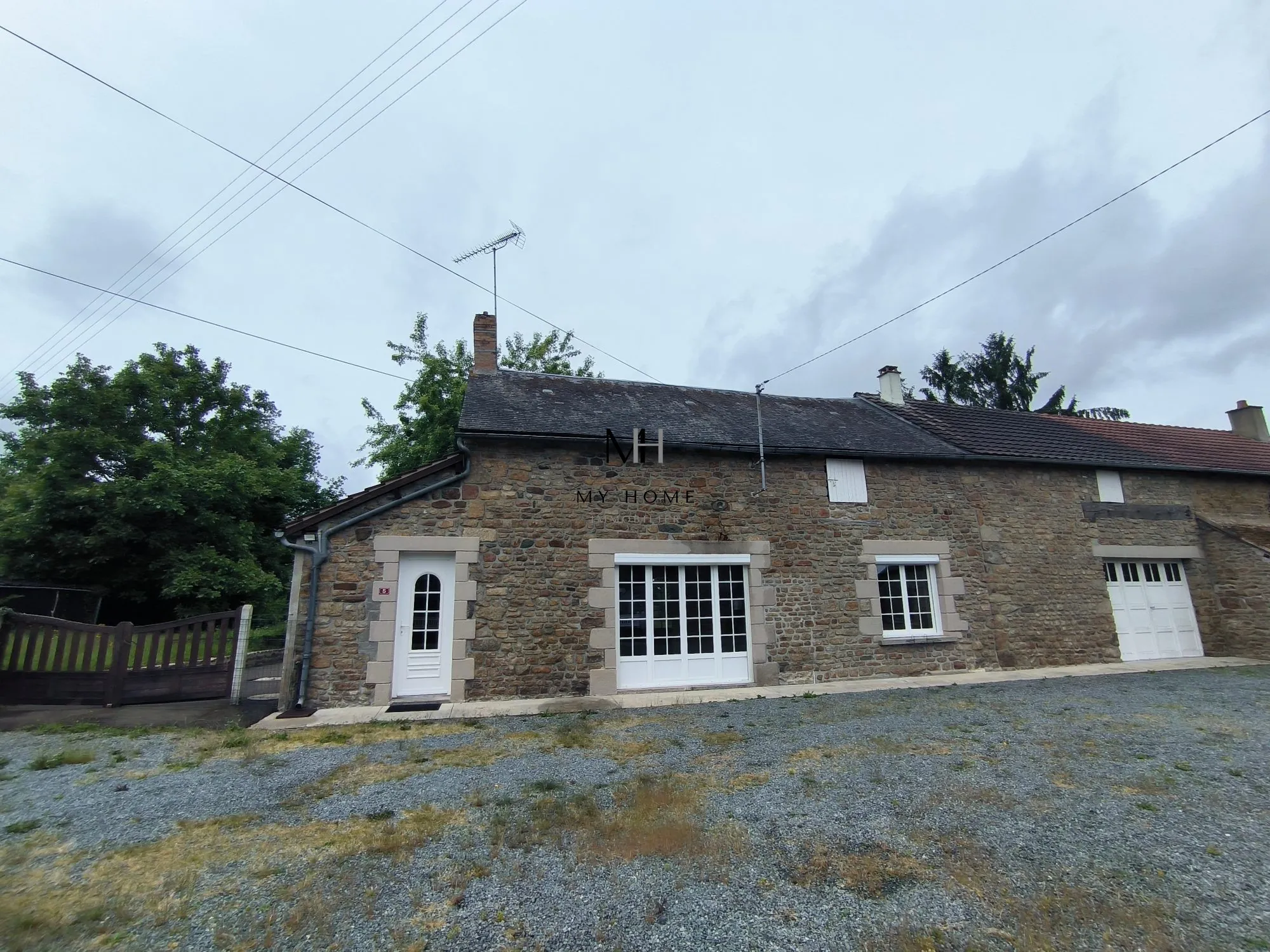 Longère à vendre à Saint-Pierre-des-Nids - 4 chambres, terrain clos et garage 