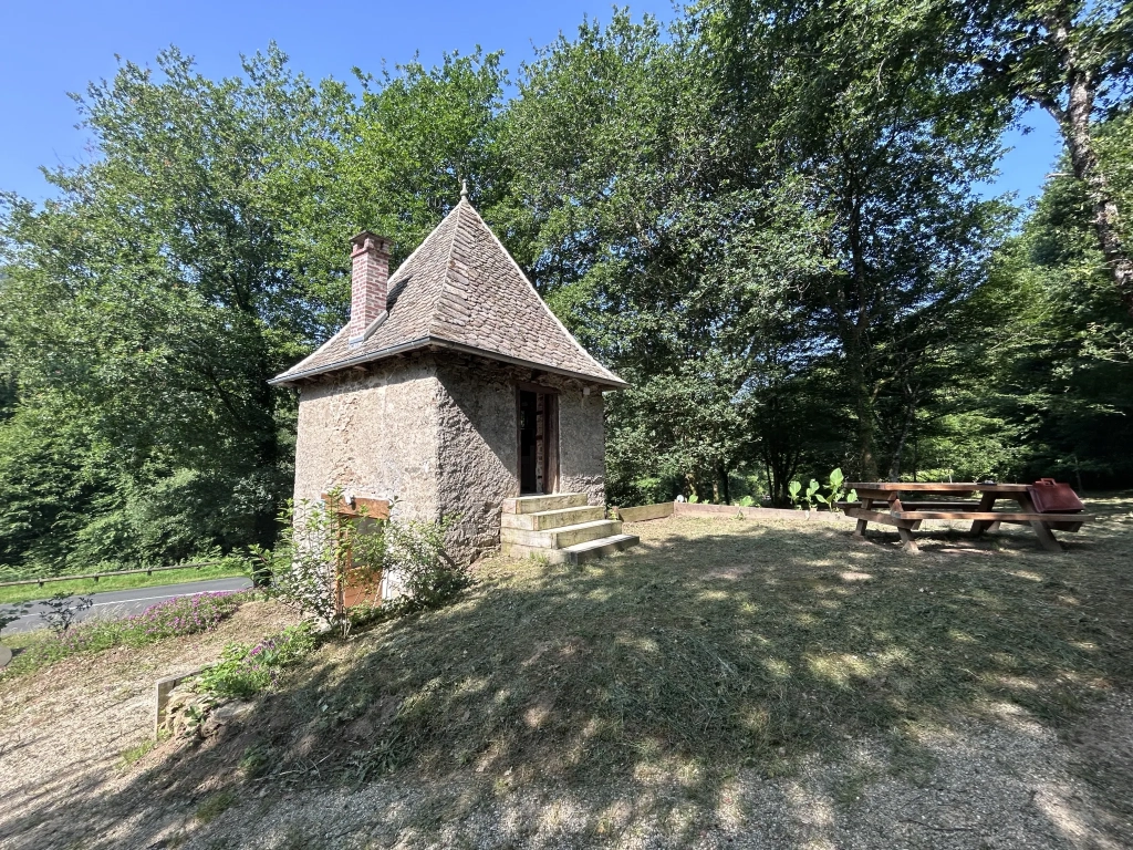 Charmante maison en pierre avec terrain arboré à Monceaux-sur-Dordogne