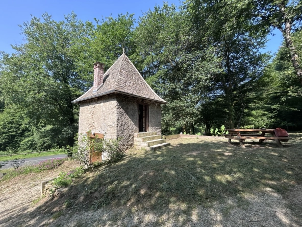 Charmante maison en pierre avec terrain arboré à Monceaux-sur-Dordogne