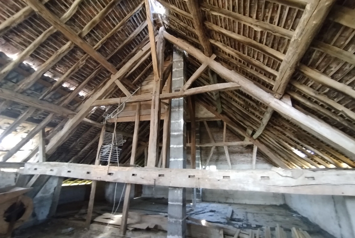 Ferme à rénover avec terrain constructible de 2657 m² à Sornay 