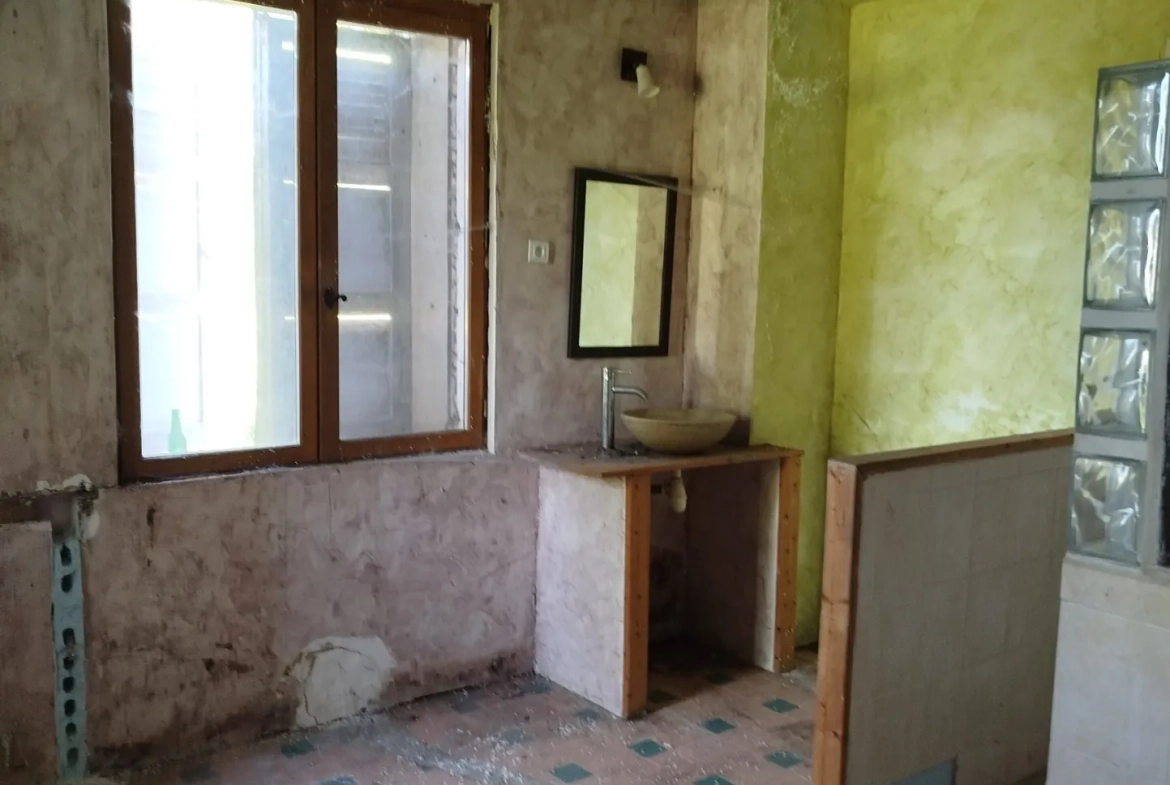 Ferme à rénover avec terrain constructible de 2657 m² à Sornay 