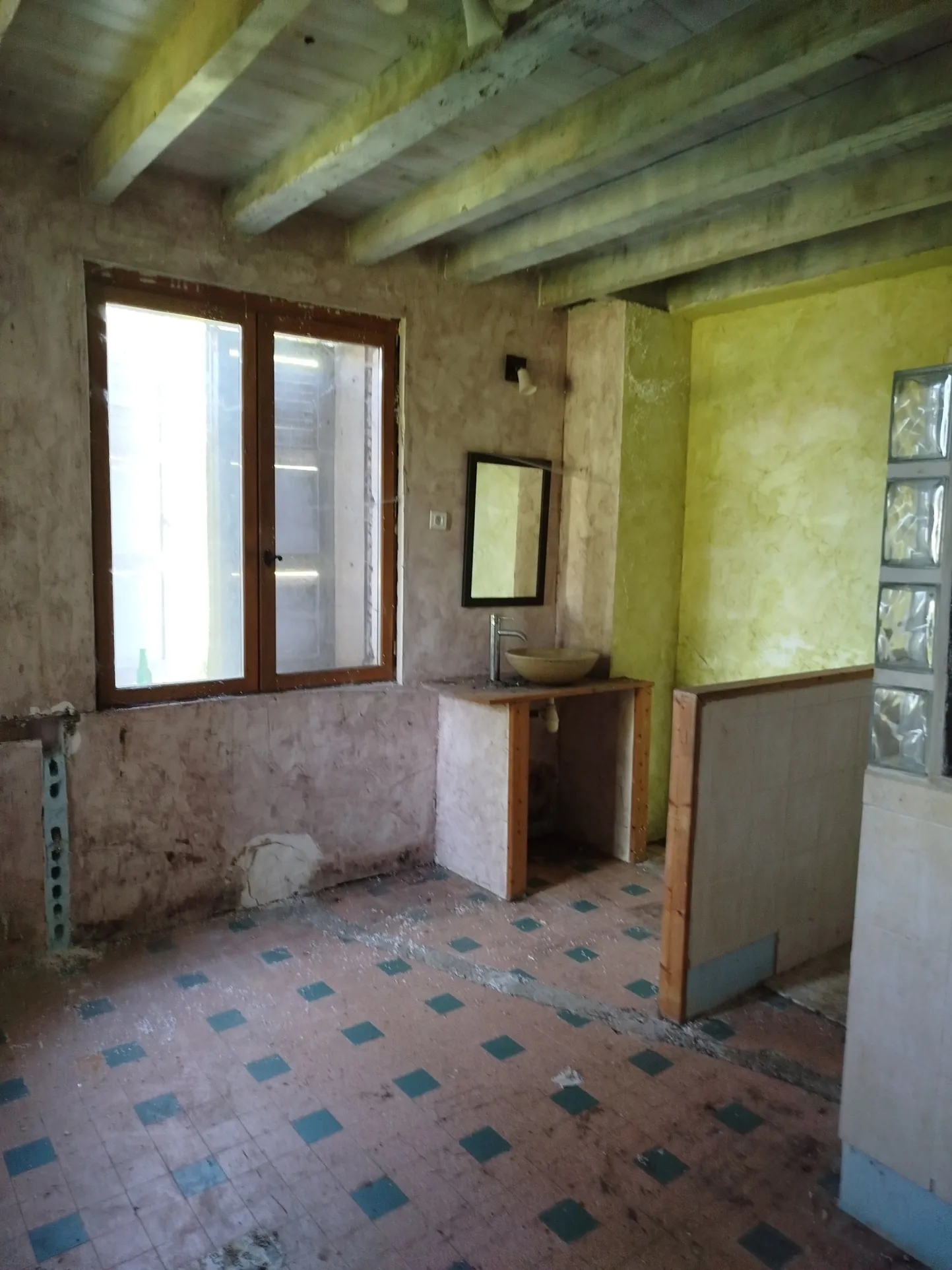 Ferme à rénover avec terrain constructible de 2657 m² à Sornay 