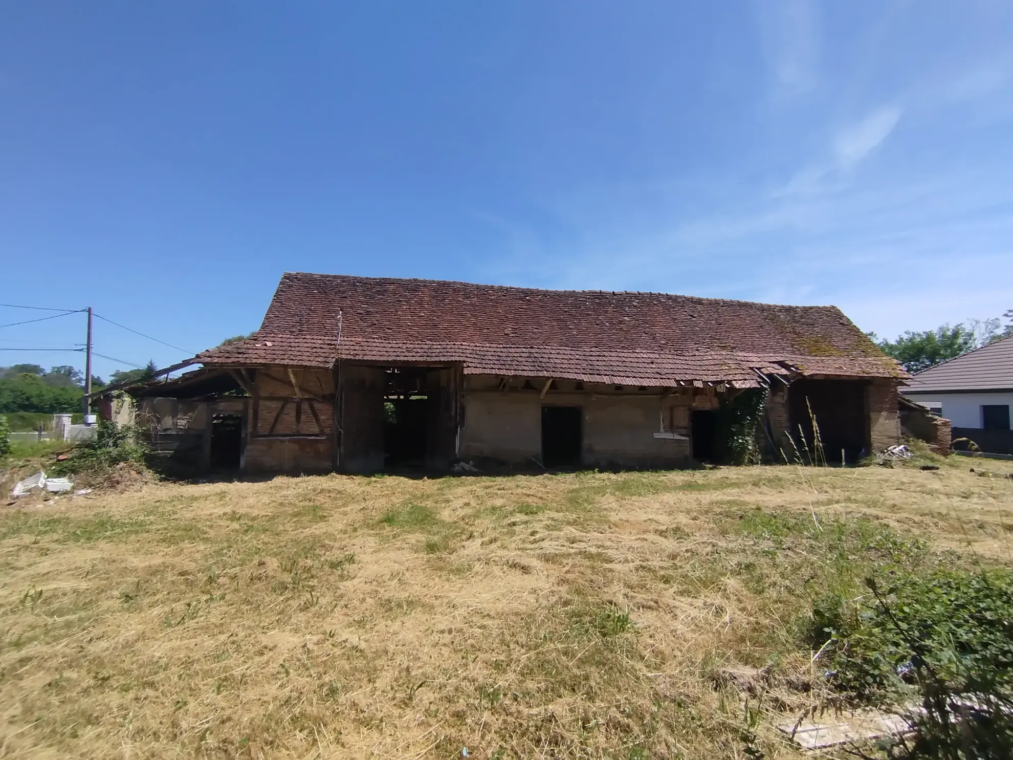 Ferme à rénover avec terrain constructible de 2657 m² à Sornay 