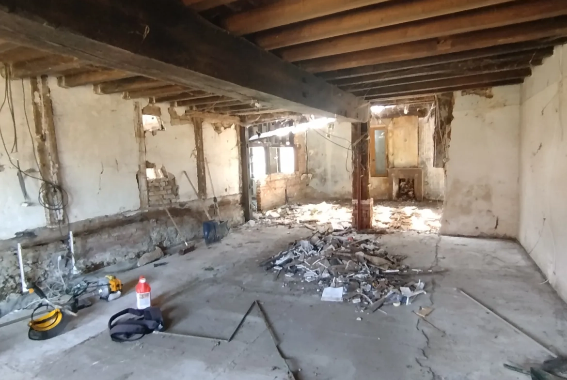 Ferme à rénover avec terrain constructible de 2657 m² à Sornay 