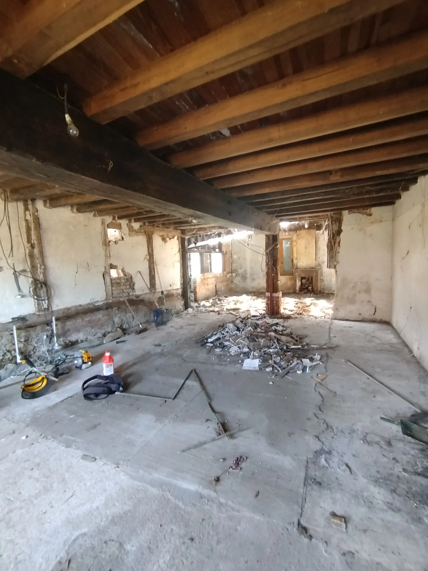 Ferme à rénover avec terrain constructible de 2657 m² à Sornay 