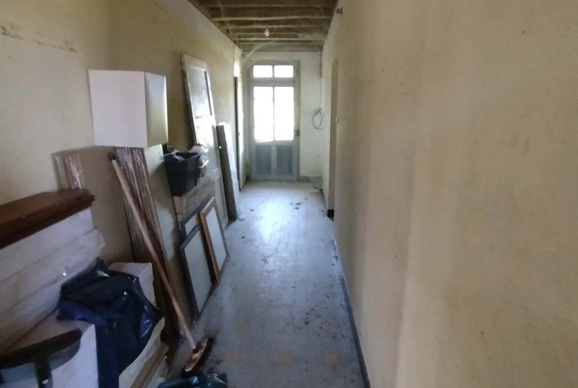 Ferme à rénover avec terrain constructible de 2657 m² à Sornay 