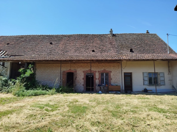 Ferme à rénover avec terrain constructible de 2657 m² à Sornay