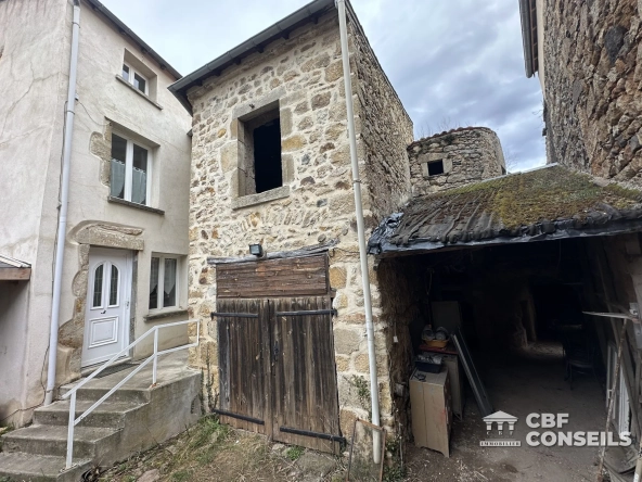 Maison à rénover de 72 m² avec cour dans le village de Montpeyroux, belle opportunité d'investissement