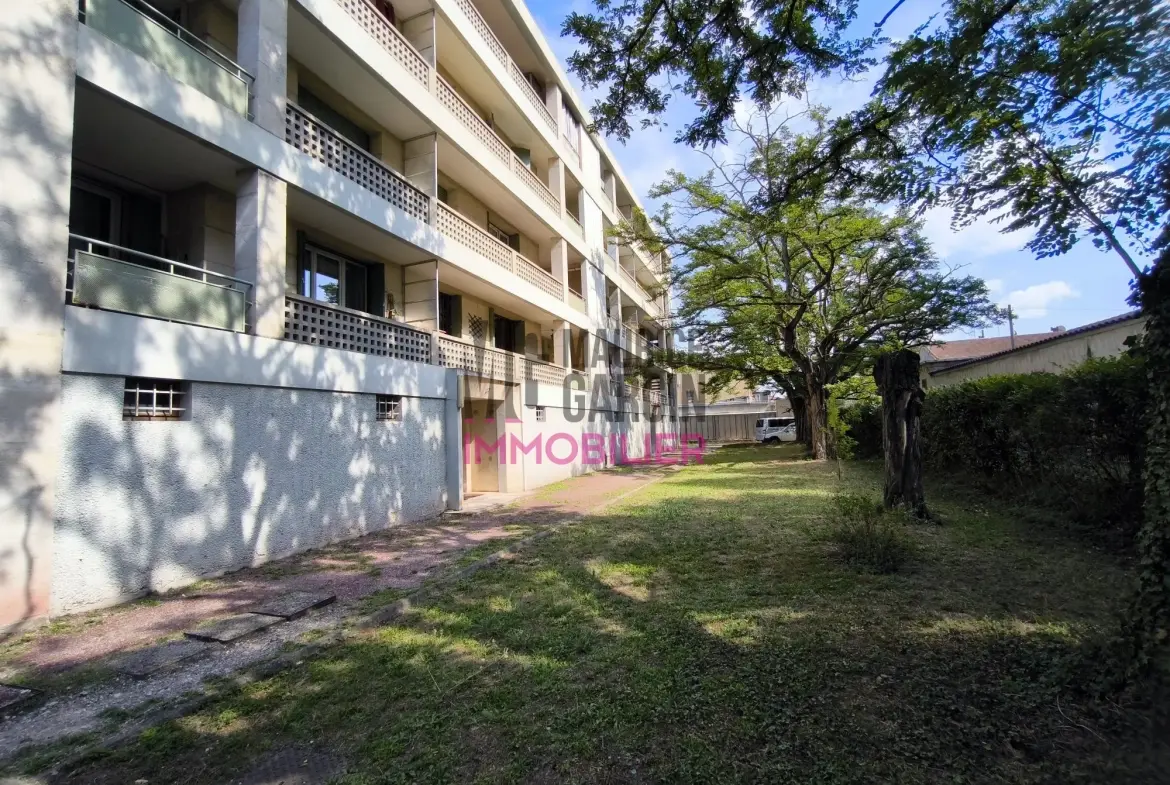 Appartement T3 rénové avec balcon, cave et garage à Avignon 