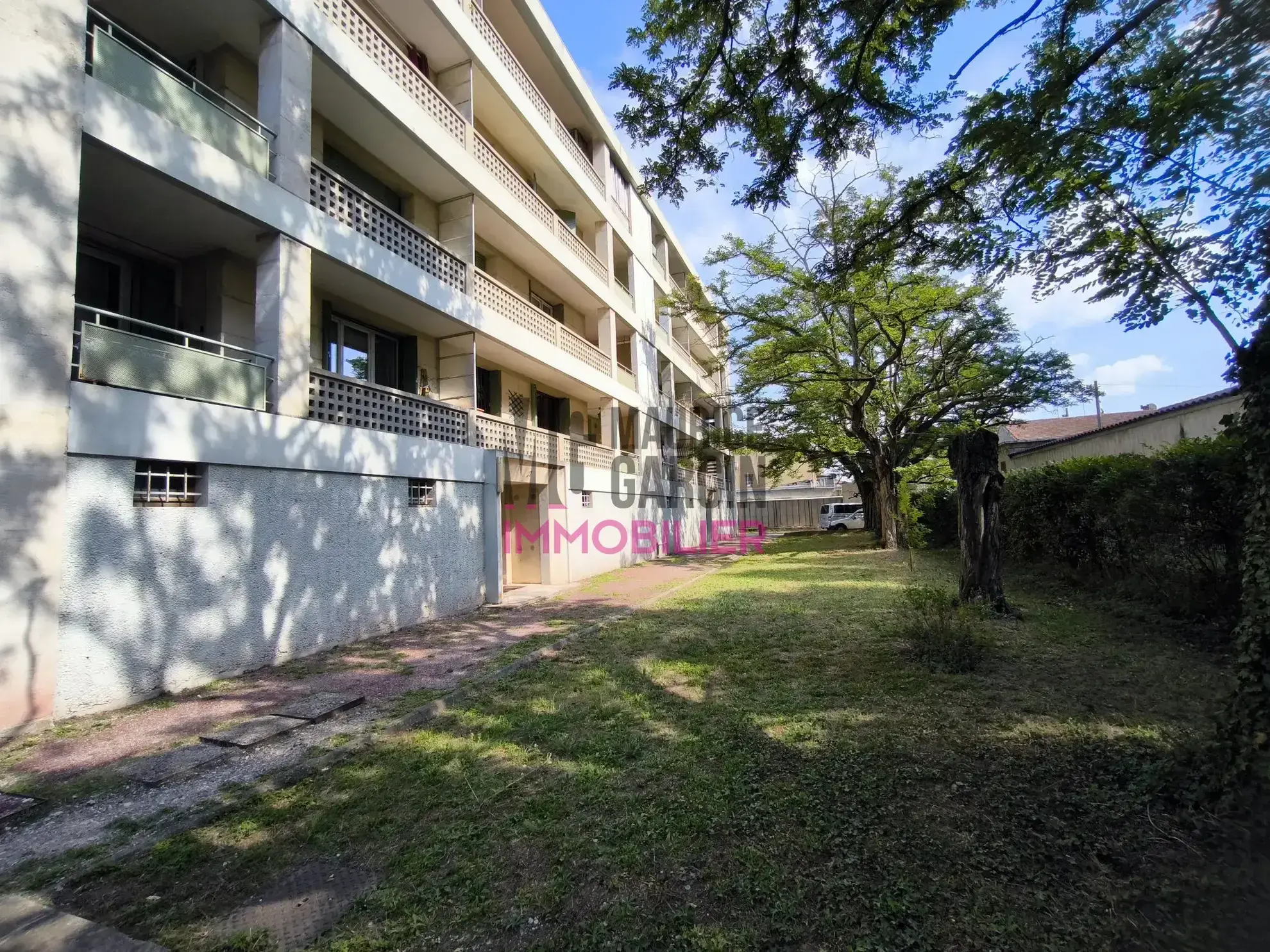 Appartement T3 rénové avec balcon, cave et garage à Avignon 