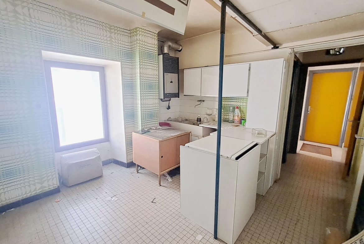 Bureau à rénover de 44 m² à Millau, emplacement idéal pour transformation en logement 