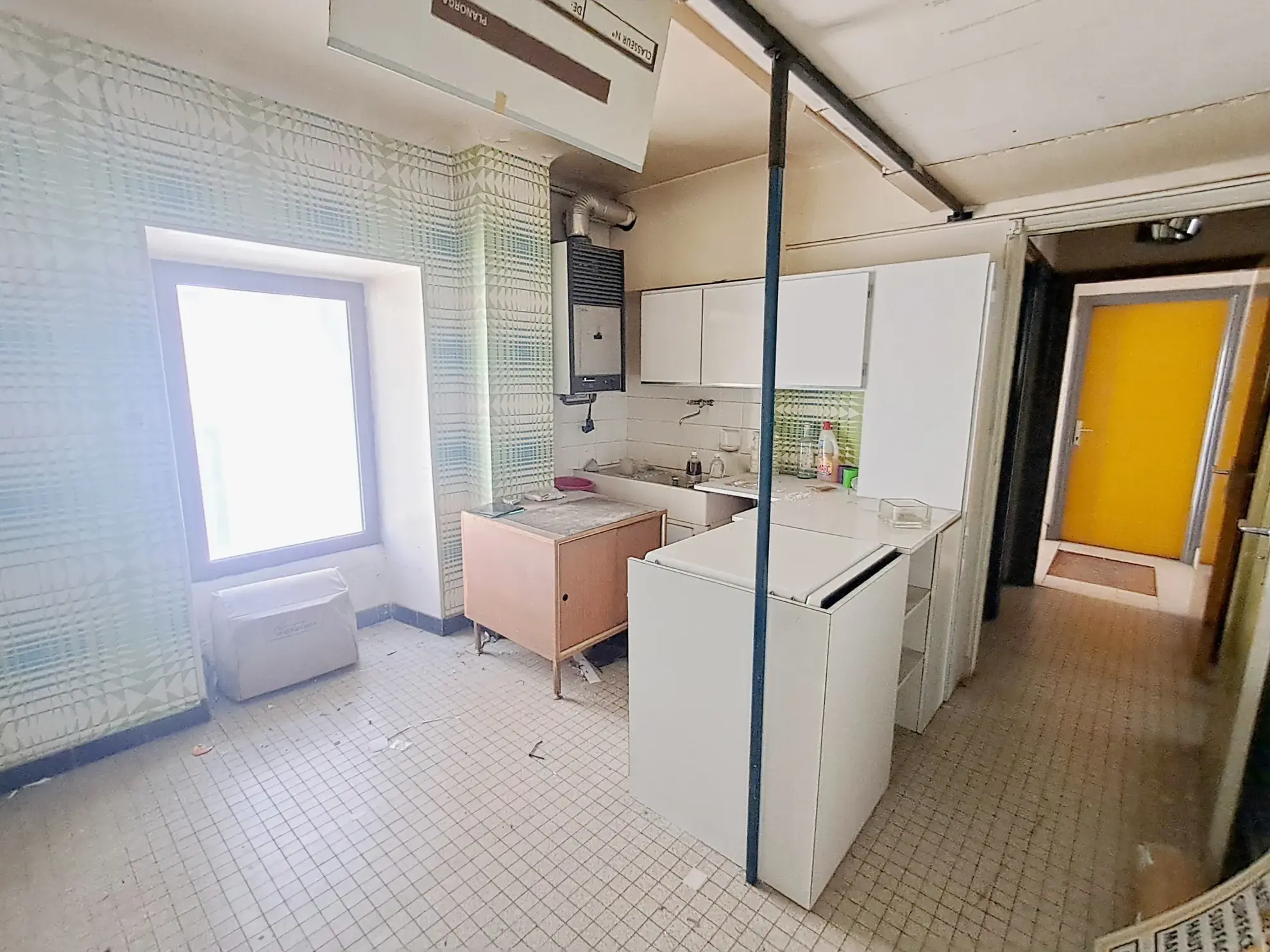 Bureau à rénover de 44 m² à Millau, emplacement idéal pour transformation en logement 