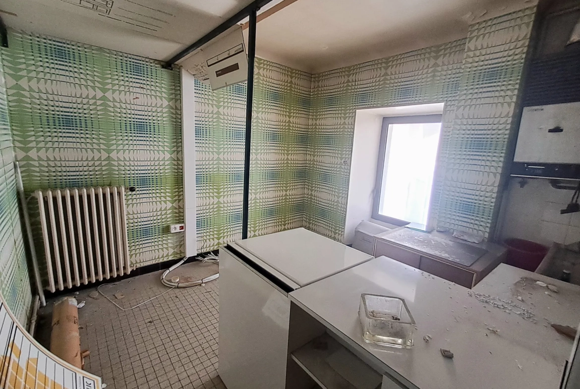Bureau à rénover de 44 m² à Millau, emplacement idéal pour transformation en logement 
