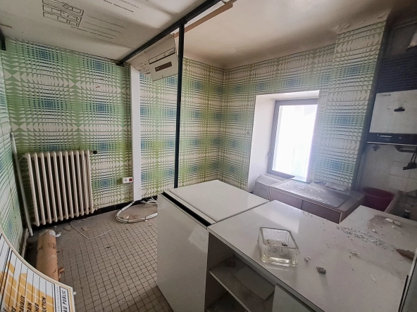 Bureau à rénover de 44 m² à Millau, emplacement idéal pour transformation en logement
