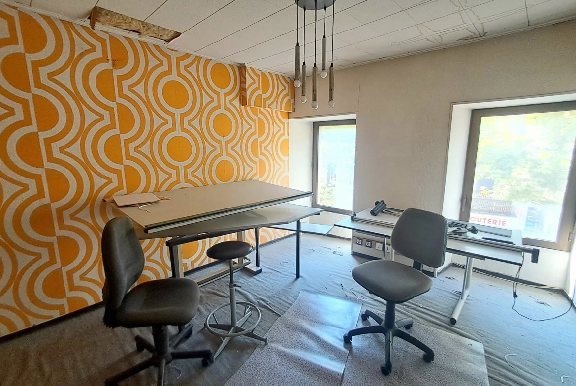 Bureau à rénover de 44 m² à Millau, emplacement idéal pour transformation en logement 