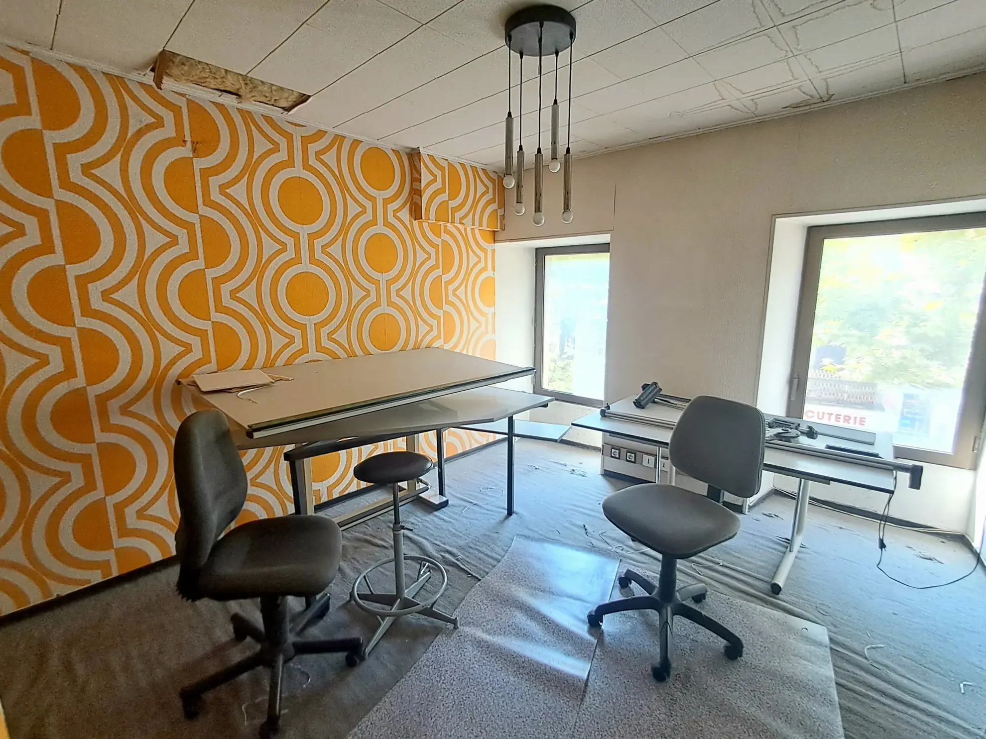 Bureau à rénover de 44 m² à Millau, emplacement idéal pour transformation en logement 