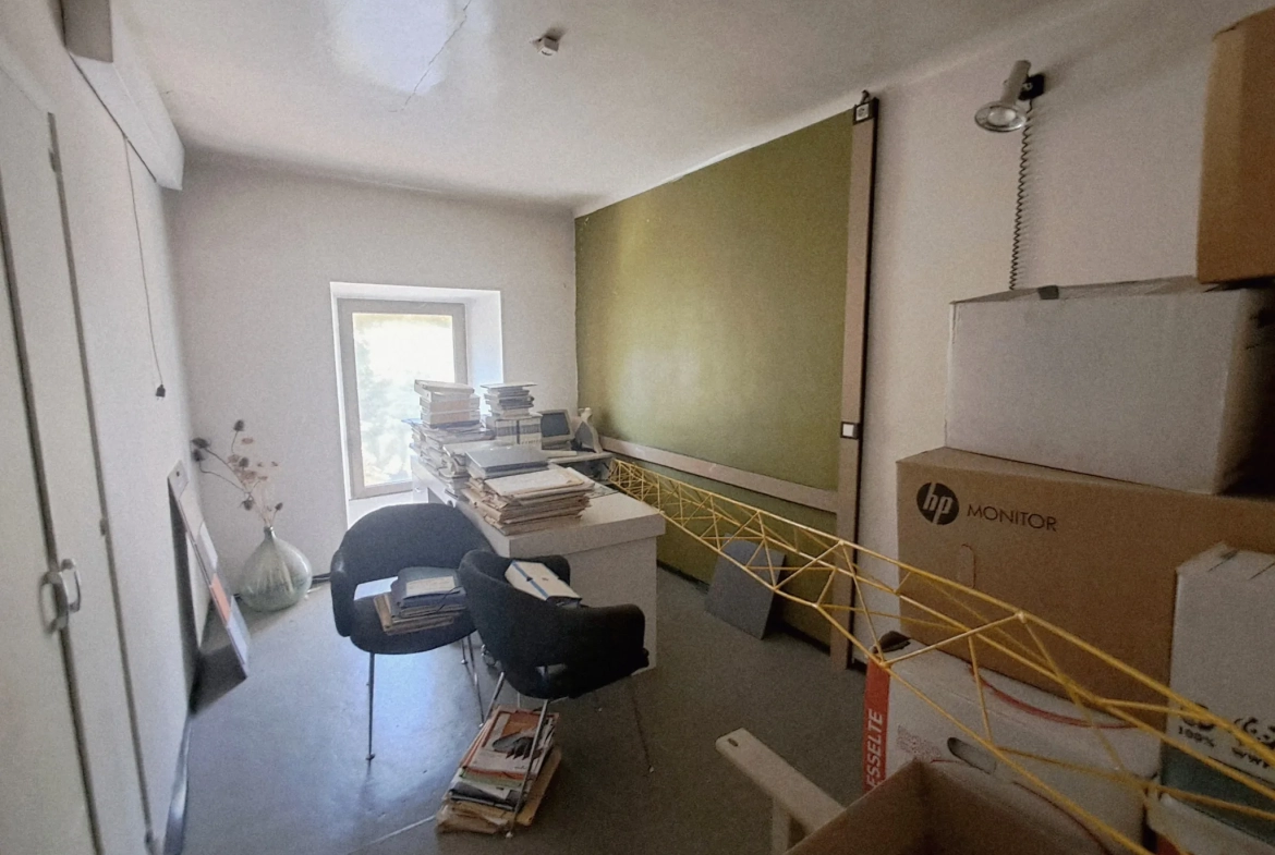 Bureau à rénover de 44 m² à Millau, emplacement idéal pour transformation en logement 