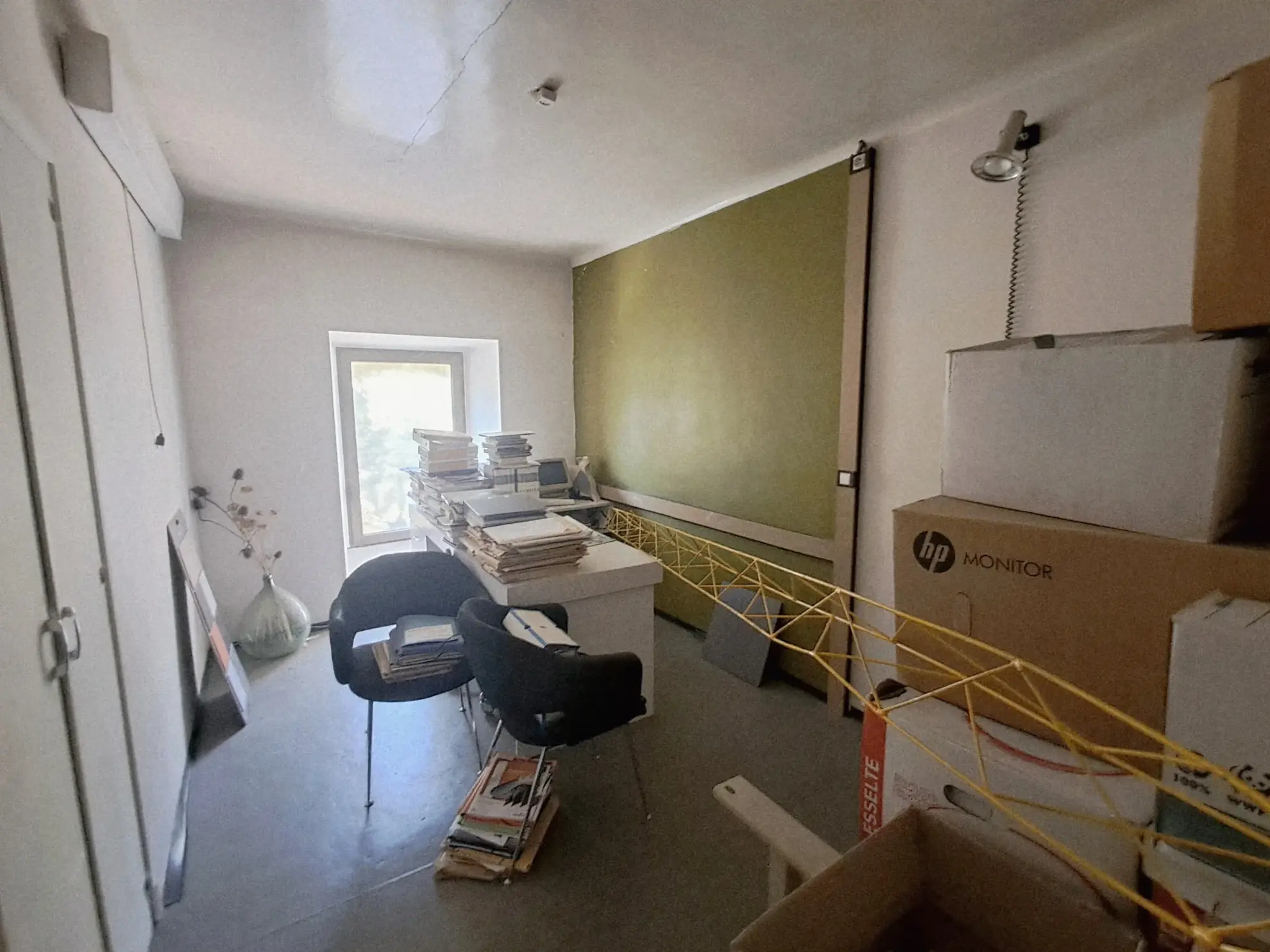 Bureau à rénover de 44 m² à Millau, emplacement idéal pour transformation en logement 
