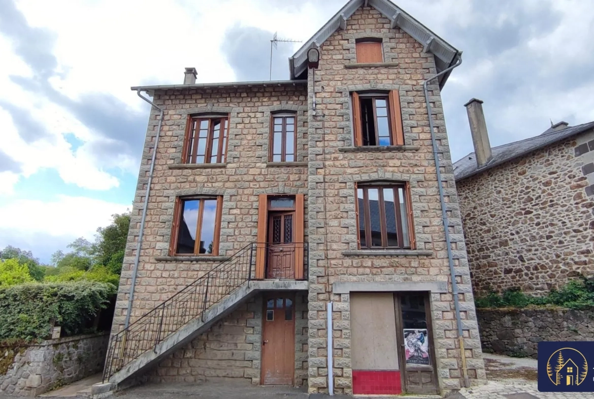 Charmante maison de village à Sérandon en Haute-Corrèze avec jardin et possibilité d'aménagement 