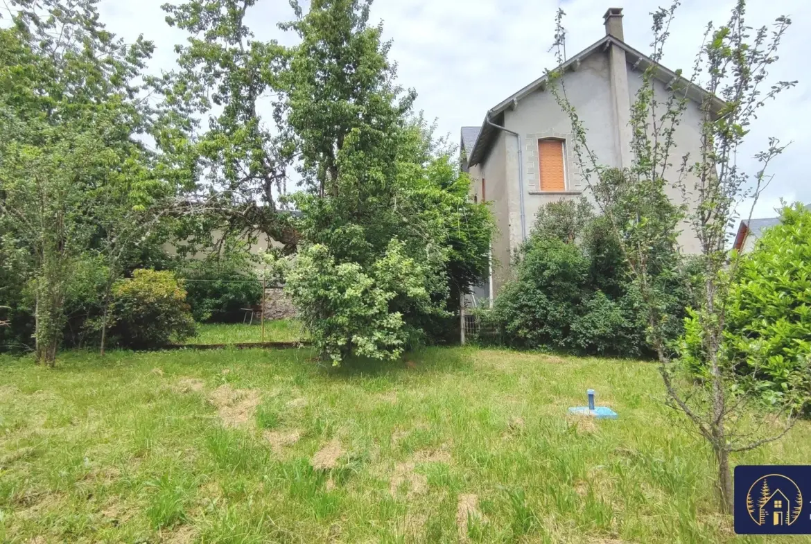 Charmante maison de village à Sérandon en Haute-Corrèze avec jardin et possibilité d'aménagement 
