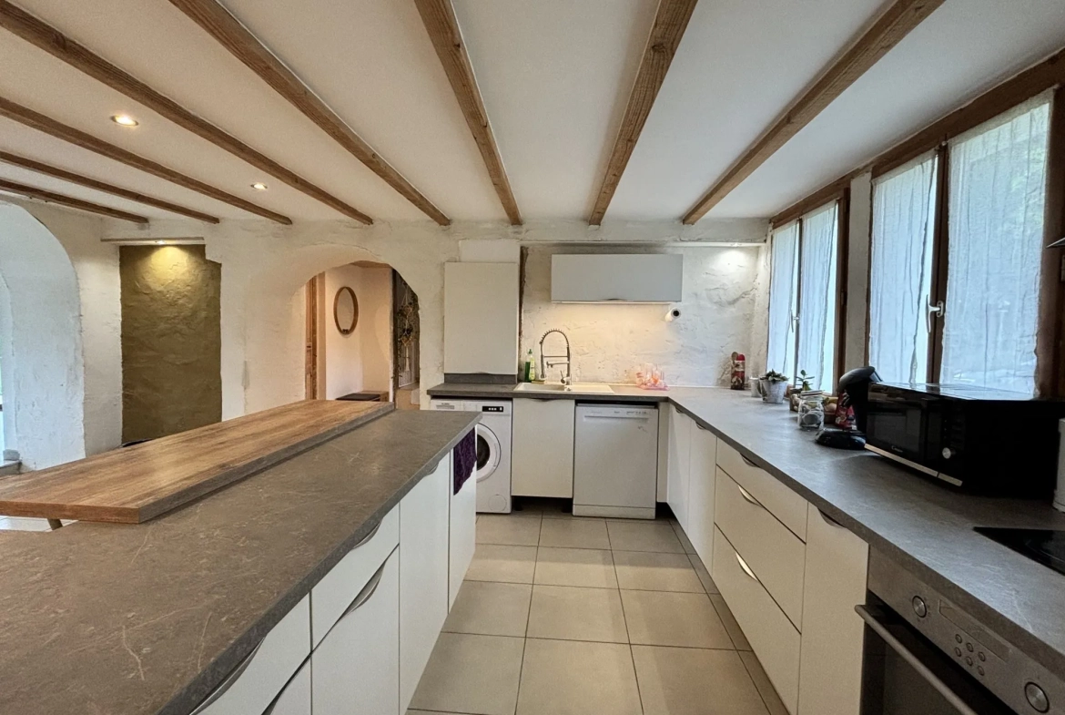 Maison rénovée de 160 m² à Aigueperse, calme et vue dégagée 